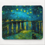Mousepad Van Gogh Starry Night Over the Rhône<br><div class="desc">Mouse Pad com a pintura a óleo de Vincent van Gogh na Noite Estrelada sobre o Ródano (1888). As estrelas amarelas brilhantes decoram o céu azul noturno como um casal rolando ao longo de um riverbank em Arles. Um presente perfeito para fãs de Impressionismo Poste e arte holandesa.</div>