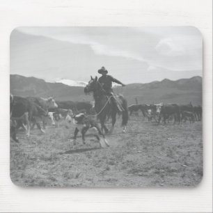 Mousepad Vaqueiro que roping uma vitela para a marcagem com
