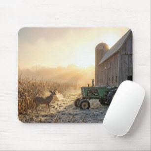 Mousepad Veado Macho com Trator Verde da Fazenda