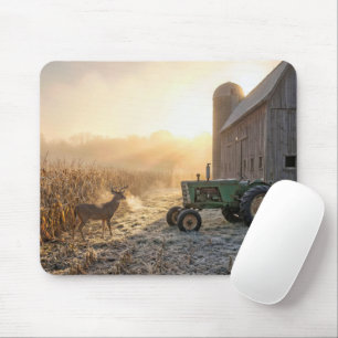 Mousepad Veado na Névoa da Manhã com Trator Agrícola