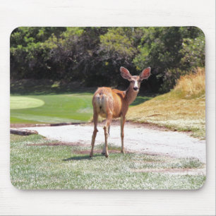Mousepad veado olhando para a natureza da câmera
