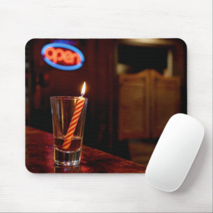 Mousepad Vela de Aniversário em um Copo de Shot de Saloon