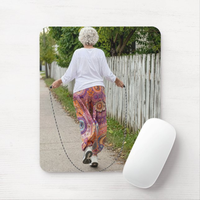Mousepad Velha Senhora Pulando Corda em uma Calçada (Com mouse)