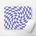 Mousepad Verificações Vertiginosas Psicodélicas Retroativas<br><div class="desc">Legal padrão vertiginoso em cor do azul-periwinkle do ano 2022, que aparece em uma decoração doméstica para quarto, sala de estar, cozinha ou todos os dias acessórios e produtos de escritório para retrorboas vibrações. Simples giro verifica em cor do ano para um estilo psicodélico retrô. Quadro de checagem girado e...</div>