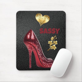 Mousepad Vermelho e Dourado no Calçado de alto salto preto 