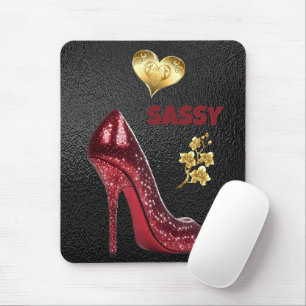 Mousepad Vermelho e Dourado no Calçado de alto salto preto