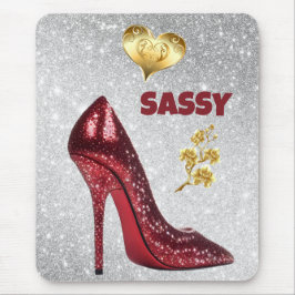 Mousepad Vermelho e Dourado no Calçado prateado de alto sal