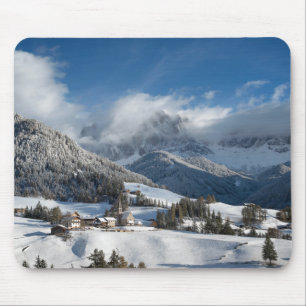 Mousepad Vila pequena com as montanhas das dolomites na