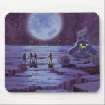 Mousepad Vintage Science Ficting Earth Rover Aliens na Lua<br><div class="desc">Ilustração vintage de aliens futuristas e robôs de ficção científica apresentando um clássico design de quadrinhos de 50. Design de ficção científica retrô com astronautas alienígenas em um planeta estrangeiro com veículo espacial, lunar ou lua e olhando para a Terra e o espaço exterior e acenando. Um céu escuro com...</div>