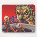 Mousepad Vintage Science Fiction Giant Centipede Insect War<br><div class="desc">Ilustração vinda de aliens futuristas e robôs imagem de ficção científica. Uma cena clássica de ficção científica em quadrinhos retrô,  com astronautas com armas laser lutando e batendo num monstro enorme. Um inseto assustador de centípede com 100 patas!</div>