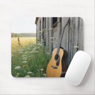 Mousepad Violão encostado em um celeiro rural