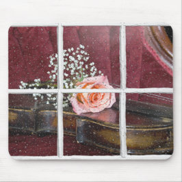 Mousepad violino de rosa na janela molhada