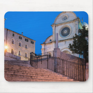 Mousepad Visão noturna das escadas e da igreja em Split, Cr
