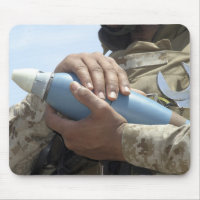 Vista aproximada de um soldado que está a carregar