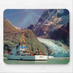 Mousepad Vista de montanha do Alasca com barco