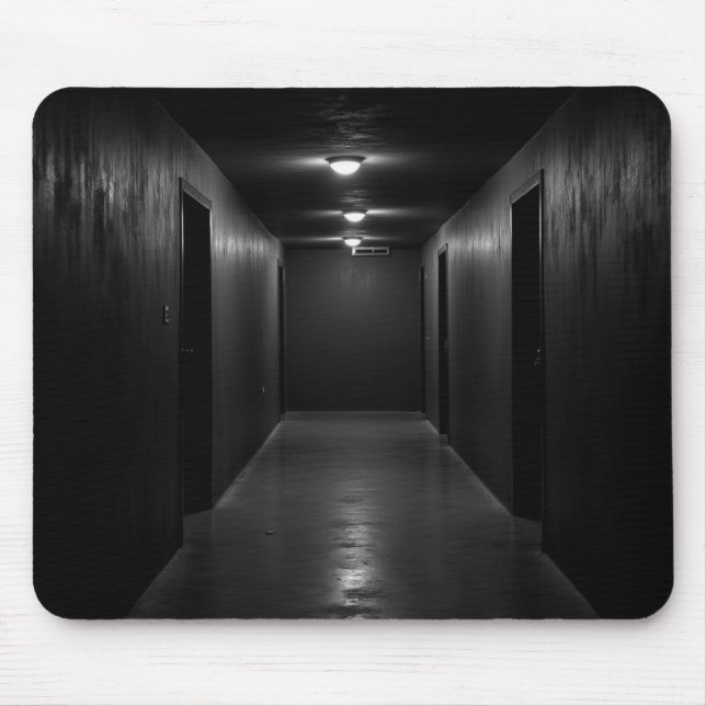 Mousepad Vista do corredor escuro em perspectiva (Frente)