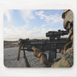 Mousepad Vistas de um soldado dentro a atear fogo em um