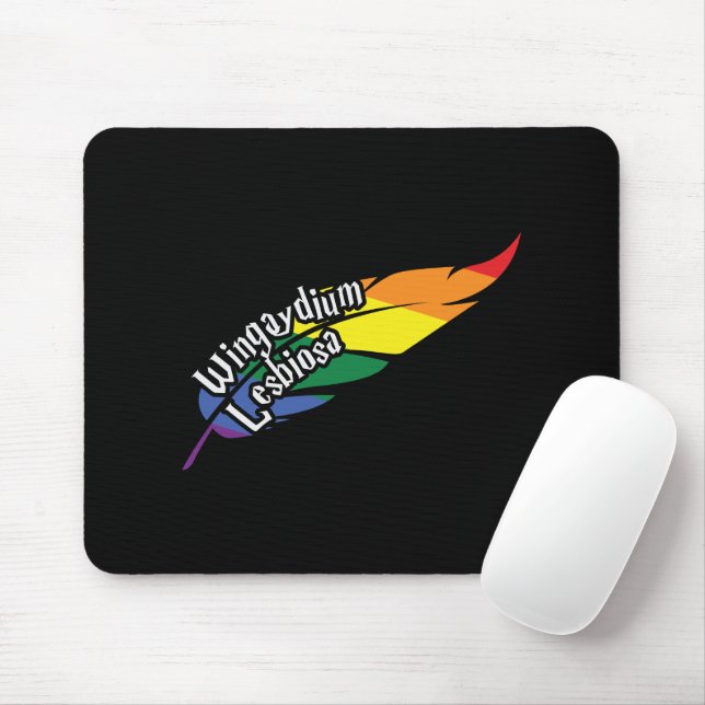 Mousepad Wingaydium Lesbiosa - LGBTQ+ Magic Pun Engraçado (Com mouse)