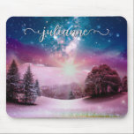 Mousepad Winter Fantasy Starscape Landscape com Nome<br><div class="desc">Linda cobertura de mouse, com uma cena de fantasia de inverno com uma neve coberta de prado banhada em rosa e roxo e um céu azul estrelado acima com poeira brilhante e pixie. O mouse pad é personalizado com seu nome em letras de script de rico, com traços elegantes em...</div>
