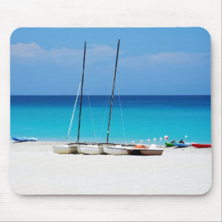 Mousepads com uma imagem dos barcos em uma praia