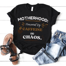 Movida por Cafeína e Caos Camiseta de Maternidade