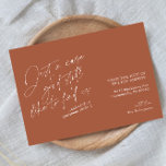 Movimento Simples Moderno Funny Terracotta Rust<br><div class="desc">Um simples design de anúncio moderno em terracota / ferrugem e branco com uma citação engraçada que diz "Caso você ainda queira nos encontrar" e você pode personalizar o resto da mensagem "e nos enviar cartões de Natal", adicionar seu novo endereço, assinatura e uma pequena mensagem nas costas. Se precisar...</div>