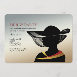 Mulher com convite da corrida de cavalos do chapéu