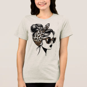 Mulher com Coque Despojado e Bandana de Estampa de