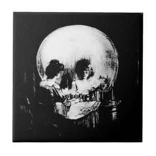 Mulher com Reflexo de Caveira de Halloween no Espe