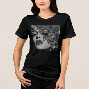 Mulher Com Rosas Cobrindo Seu Rosto Preto e Branco