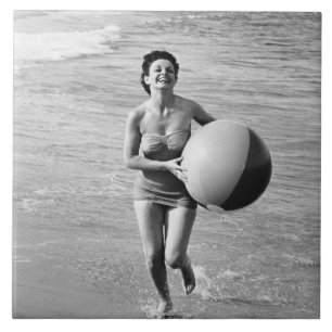 Mulher com uma bola de praia