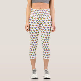 Mulher em um top cropped cinza vestindo leggings b