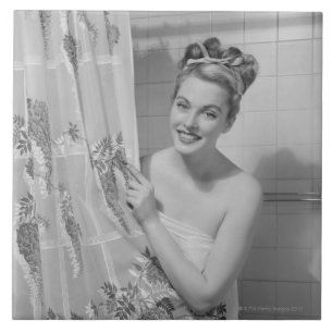 Mulher envolvida acima