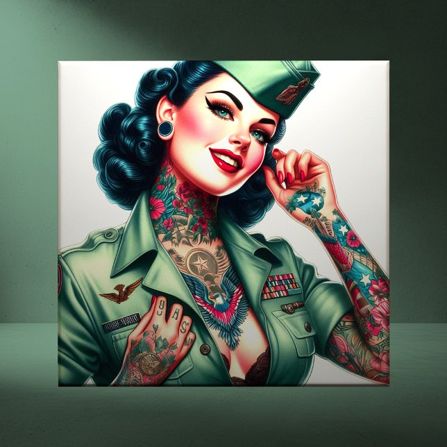 Mulher Militar Tatuada Vintage (Criador carregado)