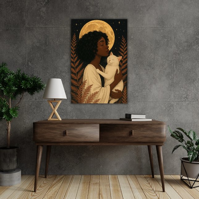 Mulher Negra com Gato Branco sob Poster de Lua Che (Criador carregado)