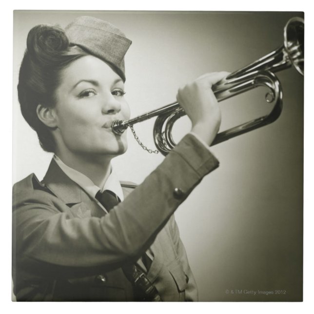 Mulher no uniforme do soldado (Frente)