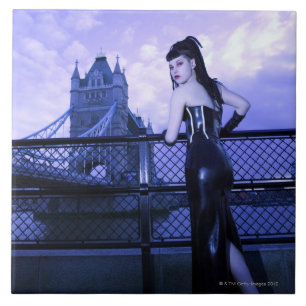 Mulher nova do gótico na ponte da torre, Londres