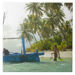 Mulher num pequeno barco de pesca tradicional.