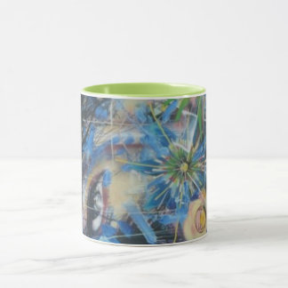 Mulher por trás dos designs de arte. Caneca