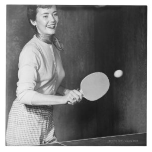 Mulher que joga o ténis de mesa