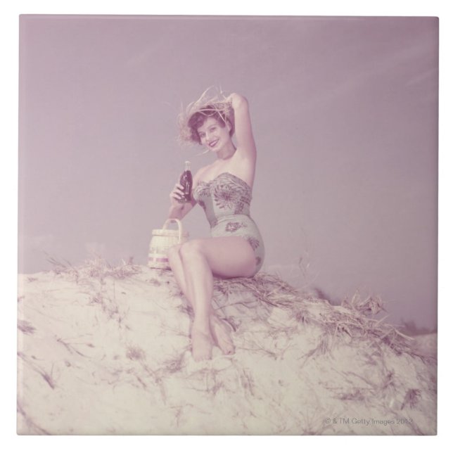 Mulher que relaxa na praia (Frente)