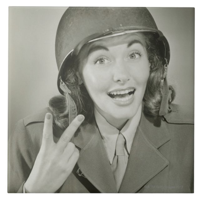 Mulher que veste um capacete do exército (Frente)