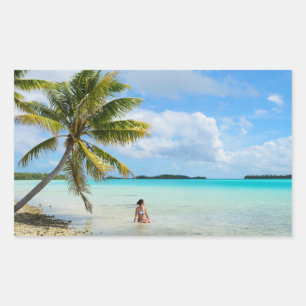 Mulher sob um adesivo de retângulo de palmeira