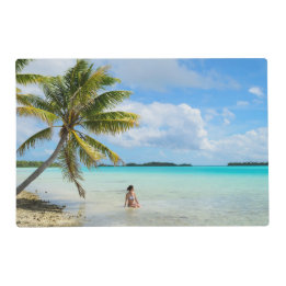 Mulher sob uma palmeira no placemat pacífico