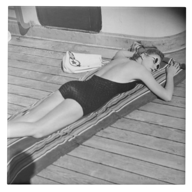 Mulher Tanning de Sun (Frente)