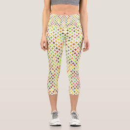 Mulher vestindo leggings capri com um colorido 
