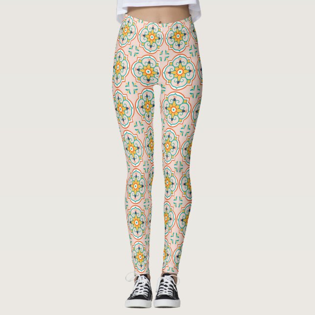 Mulher vestindo leggings com um padrão de azulejos (Frente)