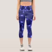 Mulher vestindo leggings com um padrão geométrico
