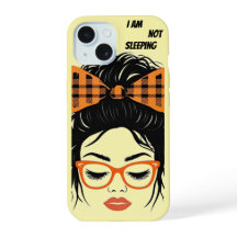Mulher Whimsical com óculos laranja