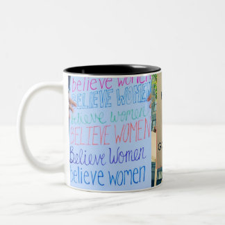 Mulheres caneca inteligente dos sinais do março de